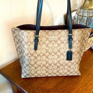 Coach 3-Pocket Tote 👜